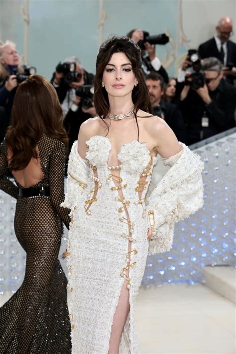 Anne Hathaway met gala dress